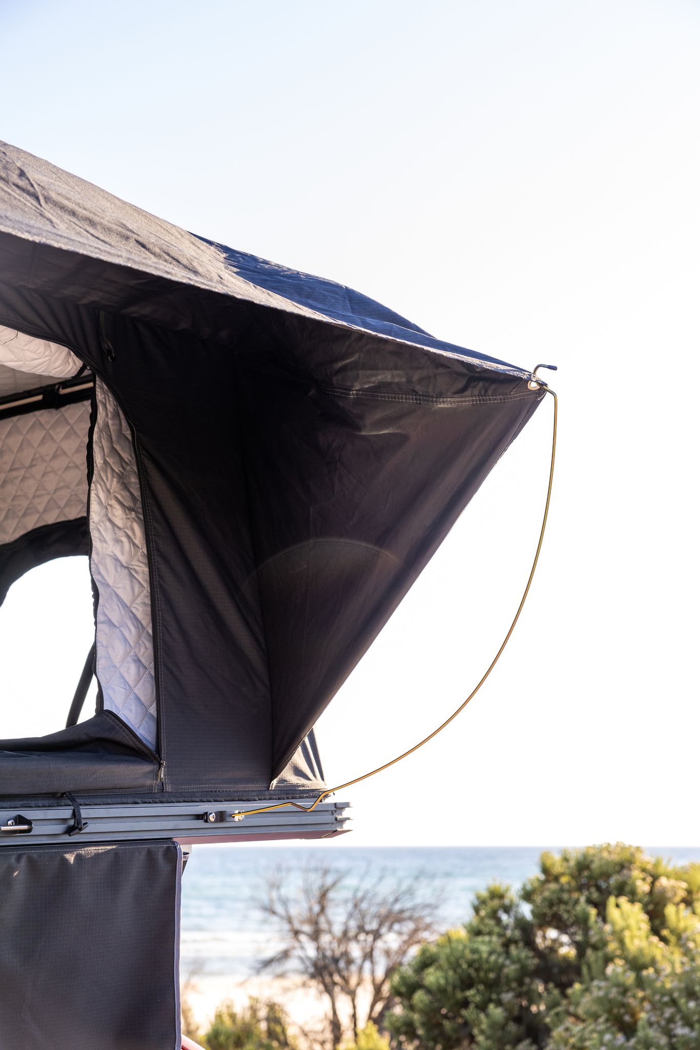Tenda da tetto Basecamp montata sul veicolo durante un'avventura all'aria aperta.