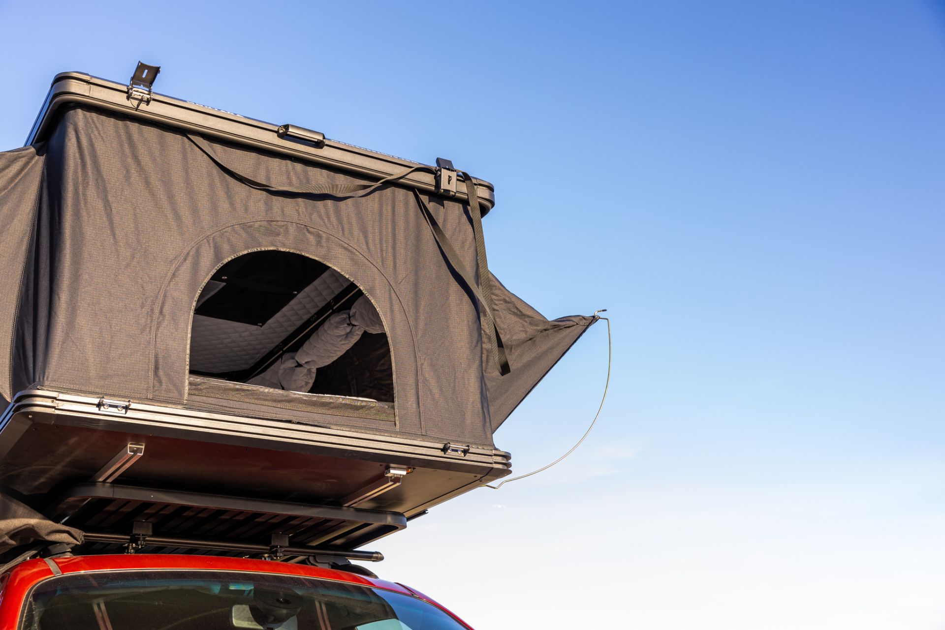 Tenda da tetto Basecamp montata sul veicolo durante un'avventura all'aria aperta.