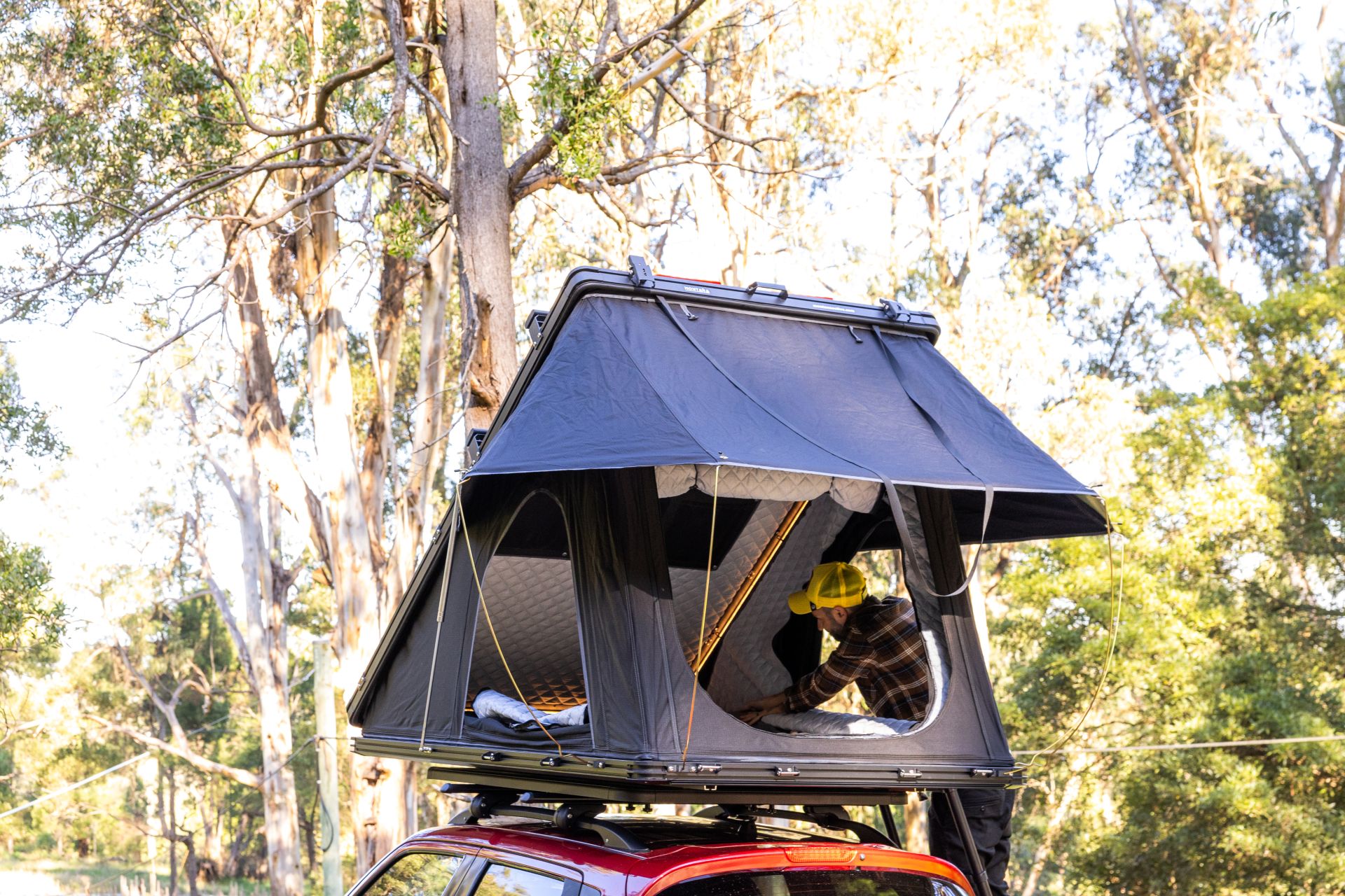 Tenda da tetto rigida Summit montata su SUV durante un'avventura all'aria aperta.