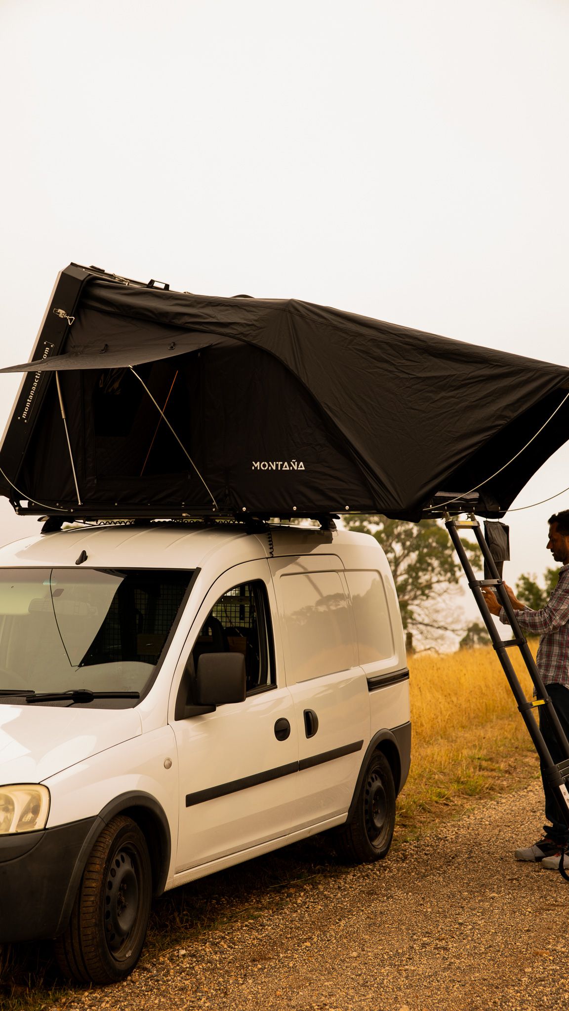 Tenda da tetto rigida Summit montata su SUV durante un'avventura all'aria aperta.