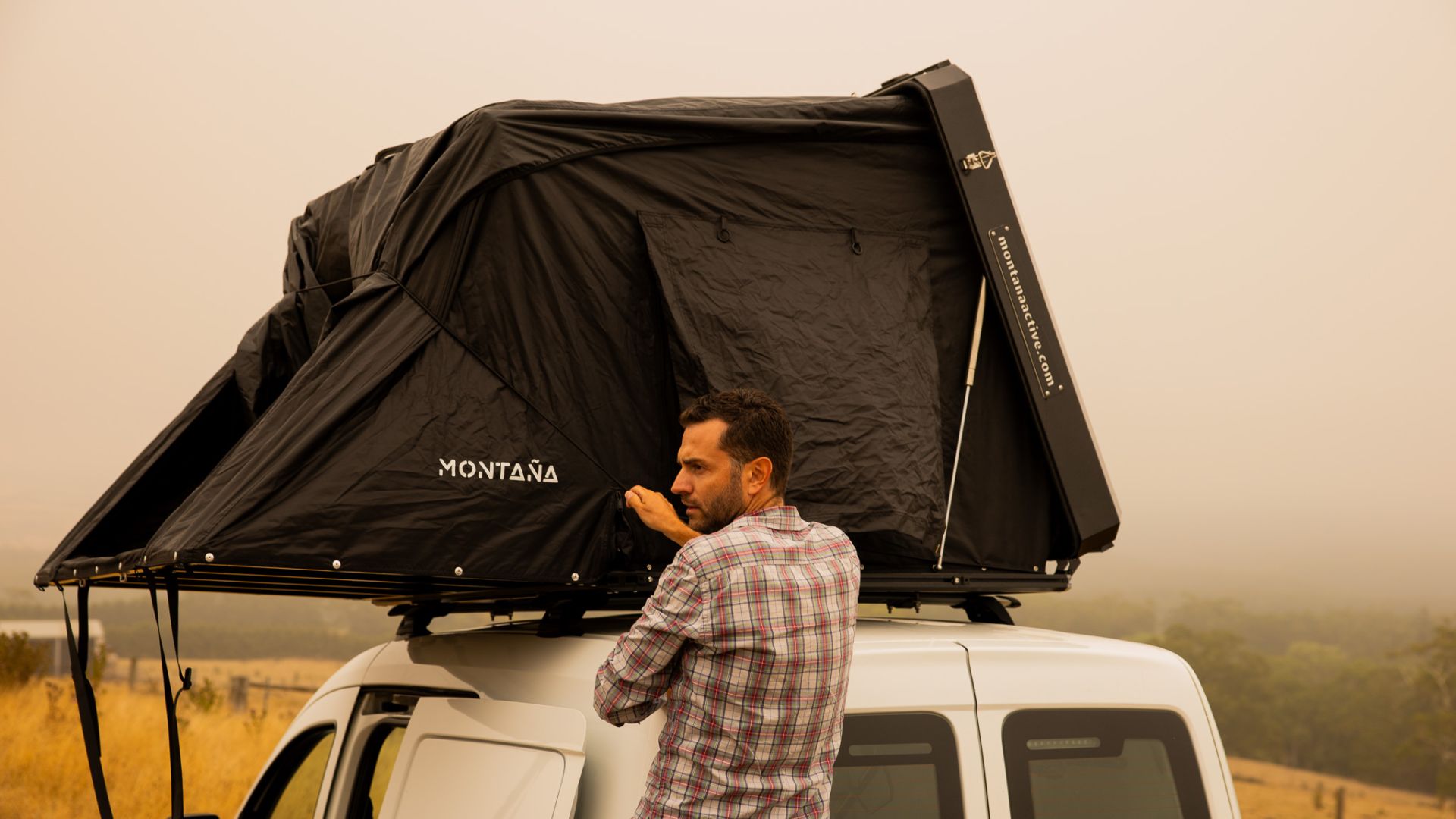 Tenda da tetto rigida Summit montata su SUV durante un'avventura all'aria aperta.